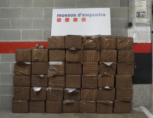 Detenidos tres hombres en un taller mecánico de Vilafranca del Penedès con 630 kilos de hachís