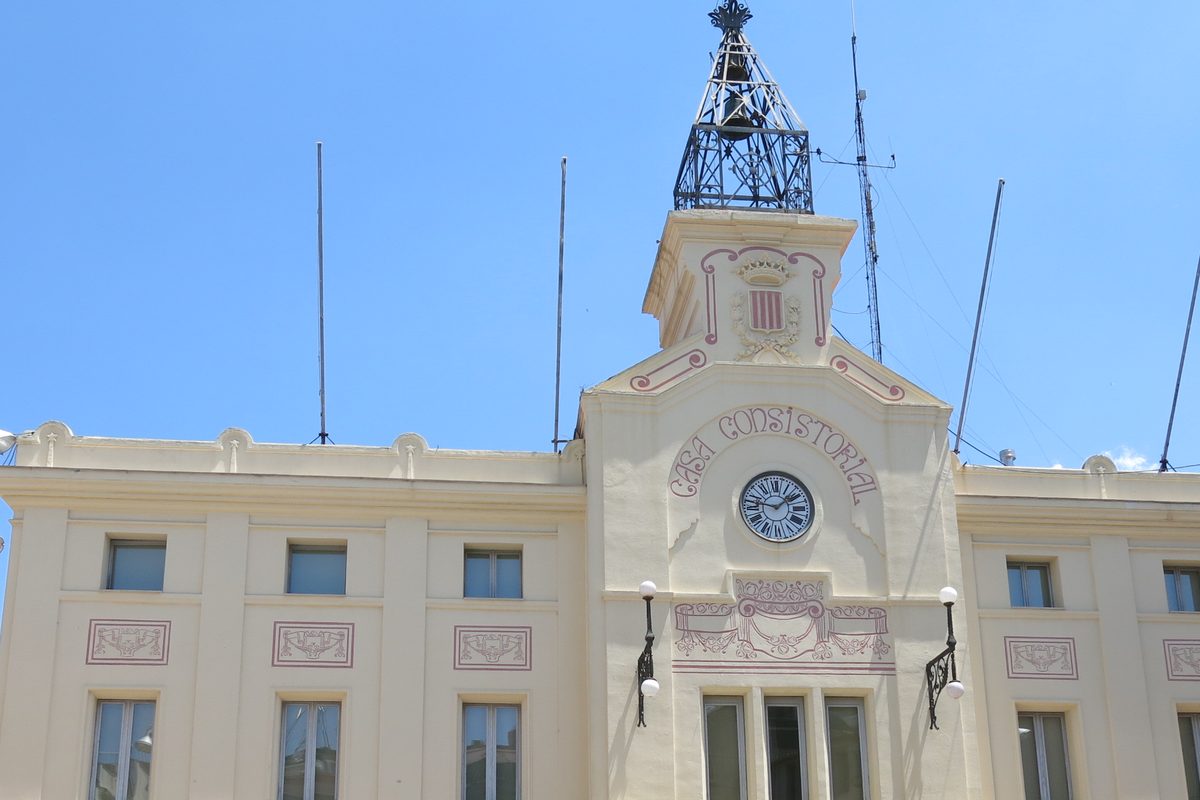 Torre del rellotge de la Casa Consistorial de Sant Sadurní d'Anoia amb els pals de la teulada sense banderes