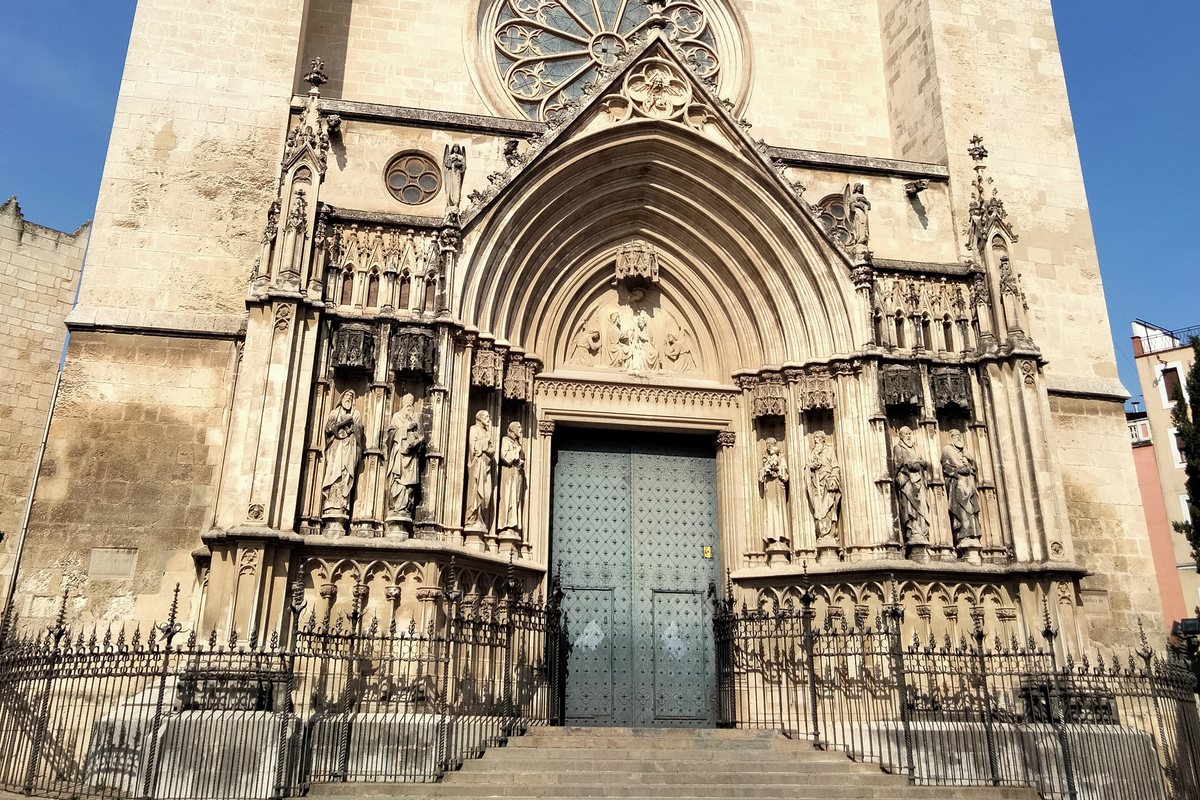 Fachada principal de la basílica de Santa Maria de Vilafranca del Penedès, con el portal neogótico, sus ocho estatuas, el tímpano y la puerta, vista desde la plaza de Jaume I